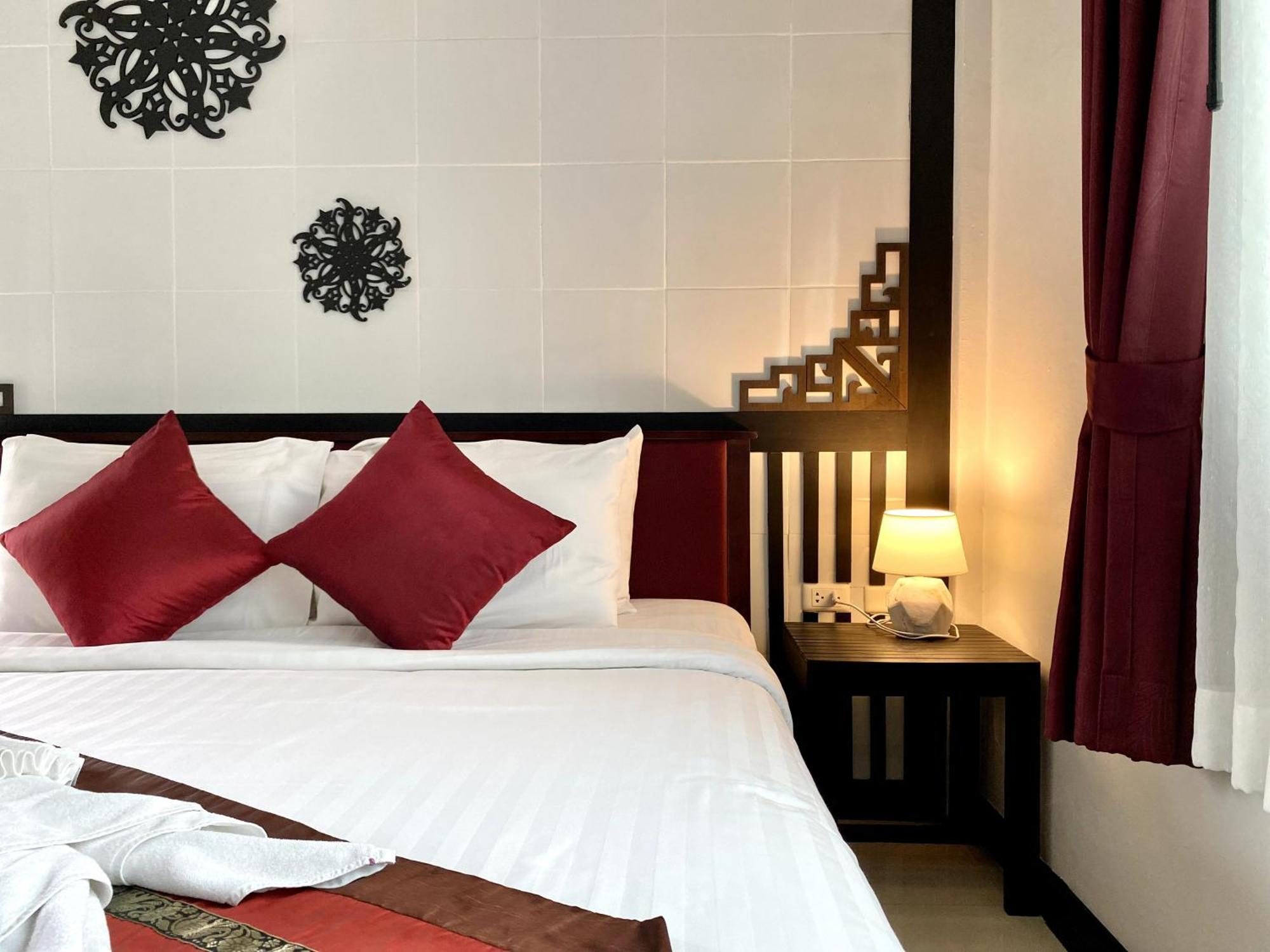 Sunray Beach Hotel Patong Exterior photo