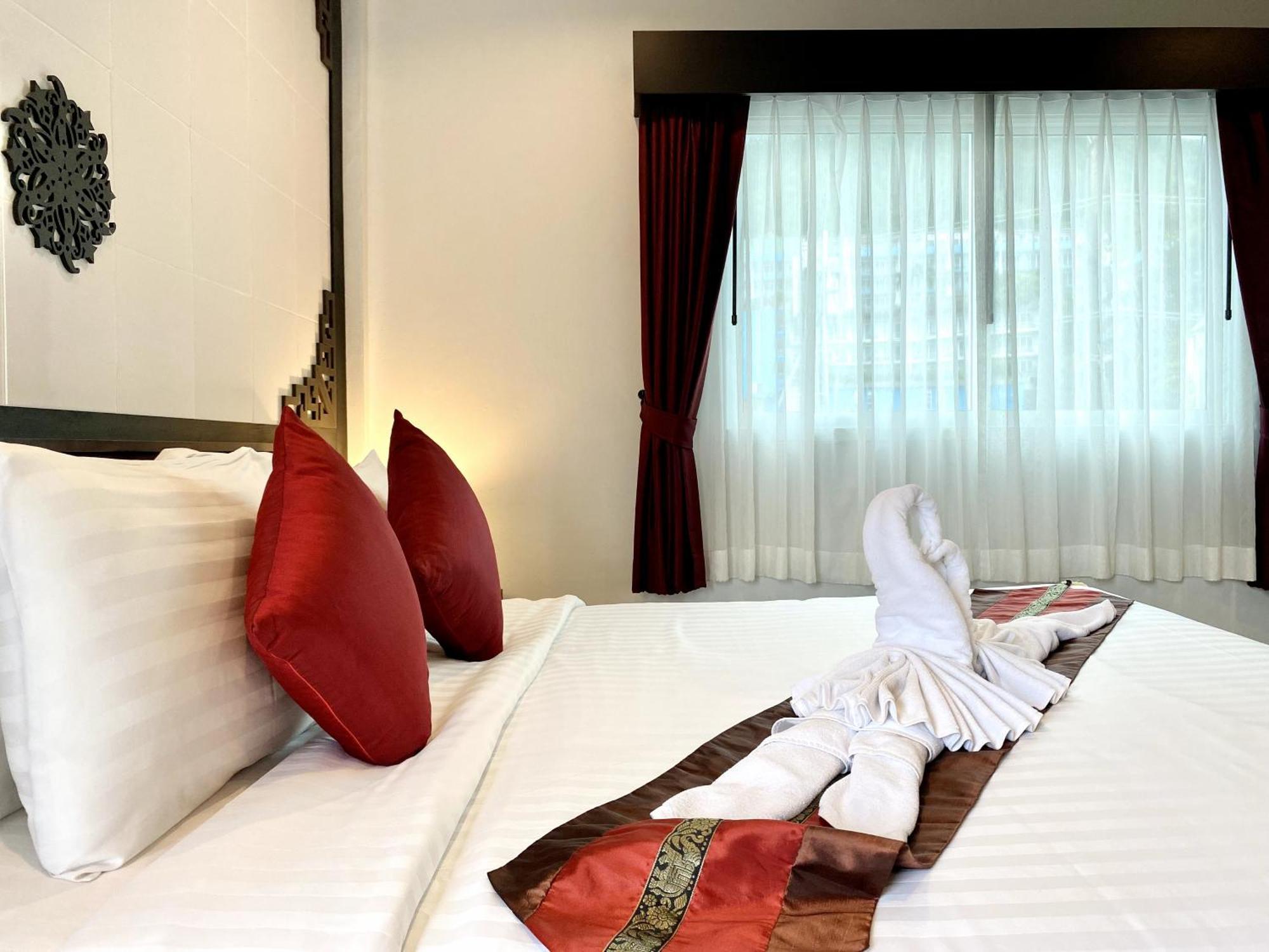 Sunray Beach Hotel Patong Exterior photo