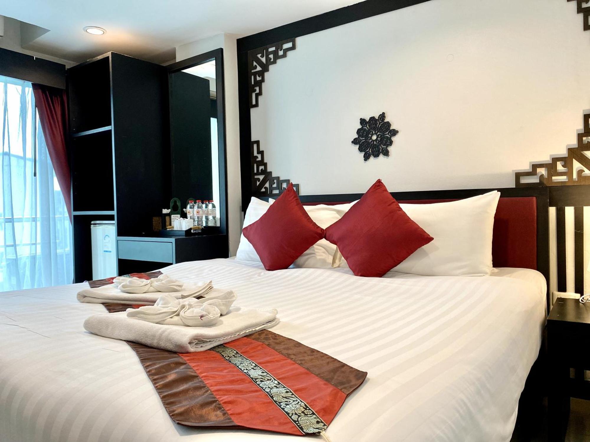 Sunray Beach Hotel Patong Exterior photo