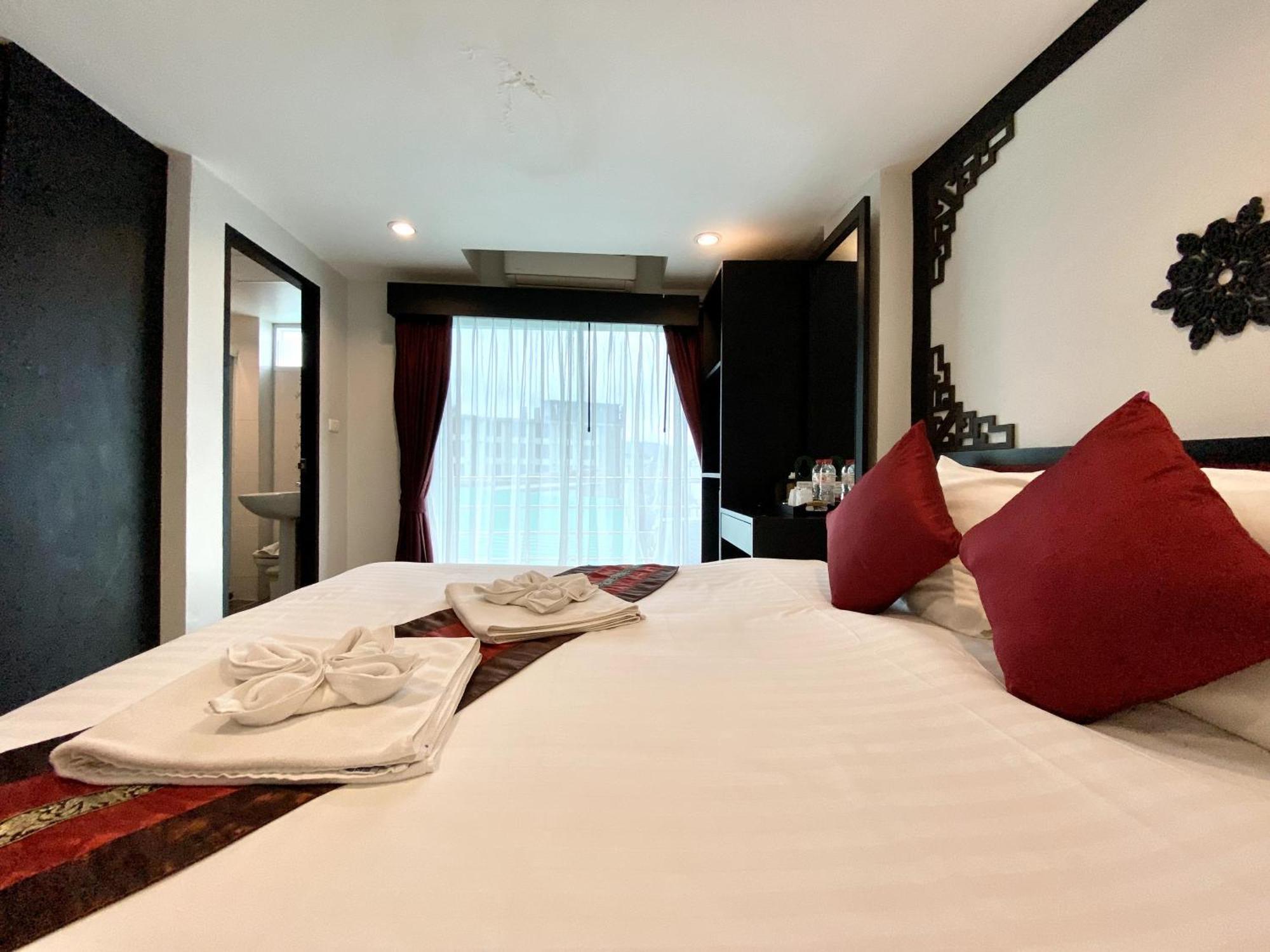Sunray Beach Hotel Patong Exterior photo