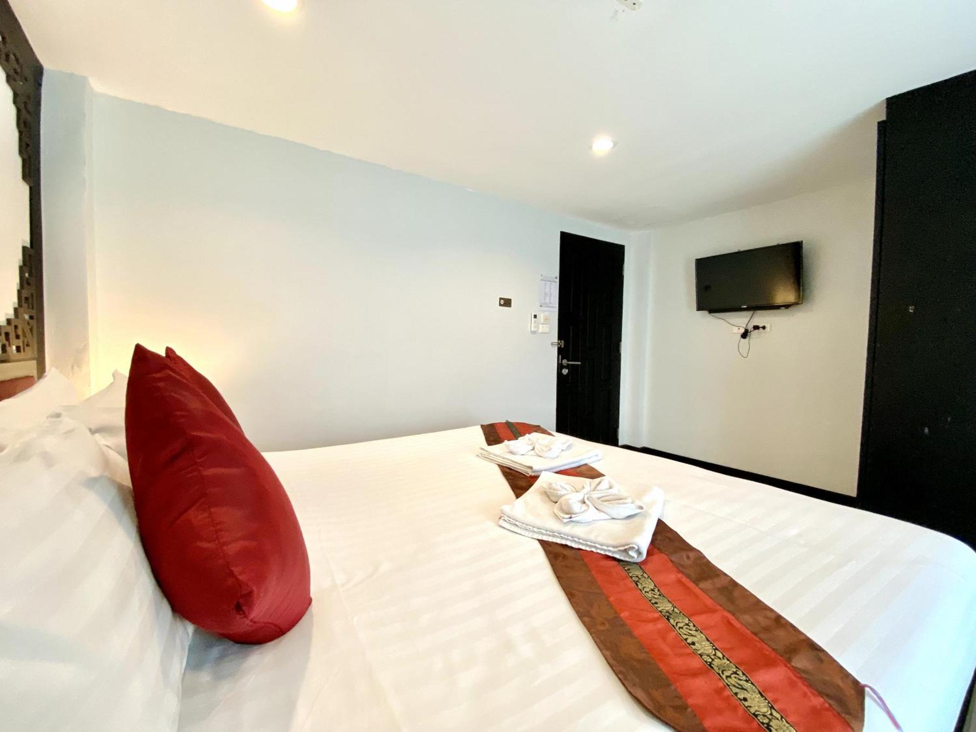 Sunray Beach Hotel Patong Exterior photo